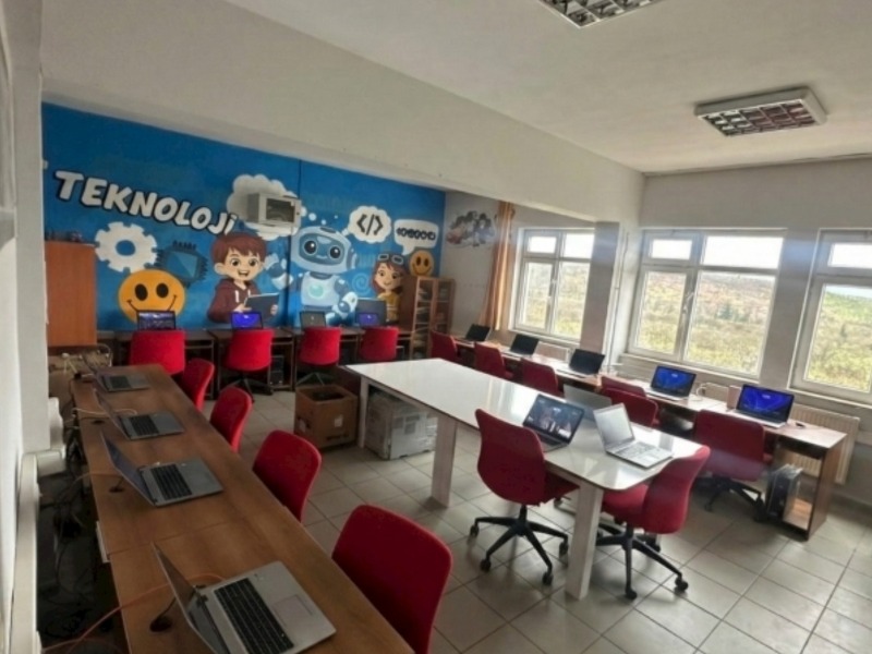 Genç Hayat Vakfı ve Doğuş Teknoloji “Dijital Adım” Projesiyle, Çocukları Yapay Zekâ Çağına Hazırlıyor