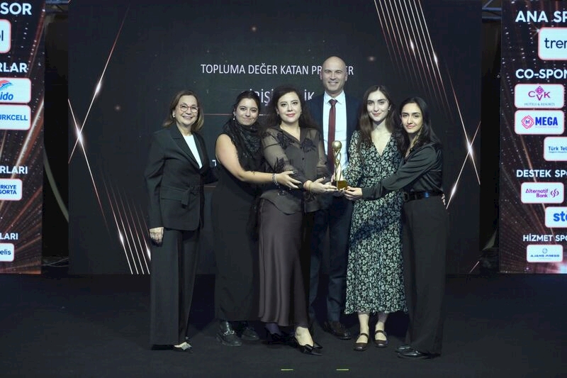 ÜNLÜ & Co, “Kadın Teknoloji Girişimcileri Akademisi” ile Toplumsal Fayda Ödülü’nü Kazandı