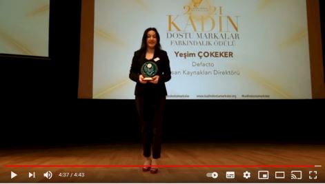 DEFACTO “MUTLU KADIN HAREKETİ” ve “KUMAŞTAN HAYALLER” PROJELERİYLE KADIN DOSTU MARKALAR 2021 FARKINDALIK ÖDÜLÜNÜN SAHİBİ OLDU